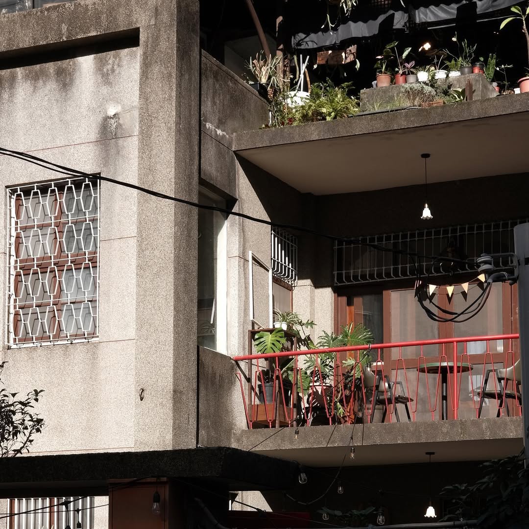 復古老宅改造而成的「旭舊Cafe’」靜靜藏身於板橋巷弄中,一棟透天的老屋自庭院延伸至二樓露台。