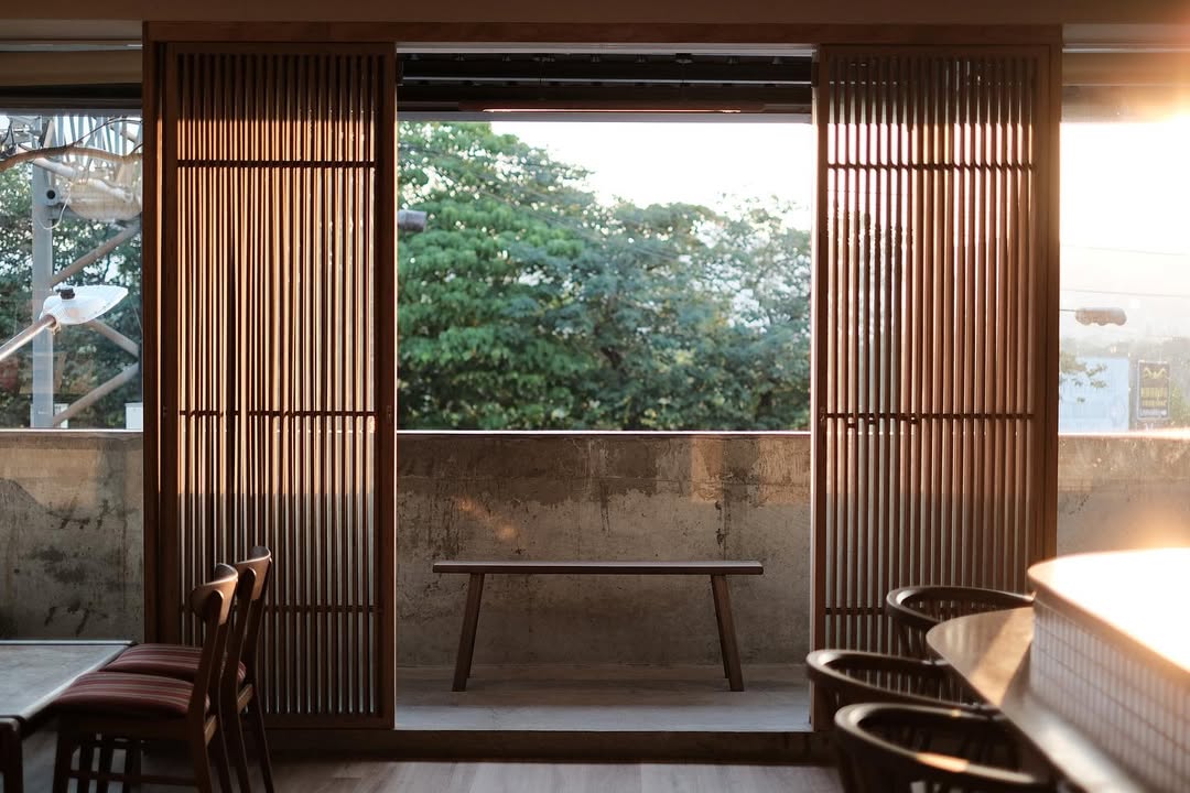 層樓的日式木造老屋外觀,隱身於車流中卻靜謐耀眼,同時也是IG打卡點之一。