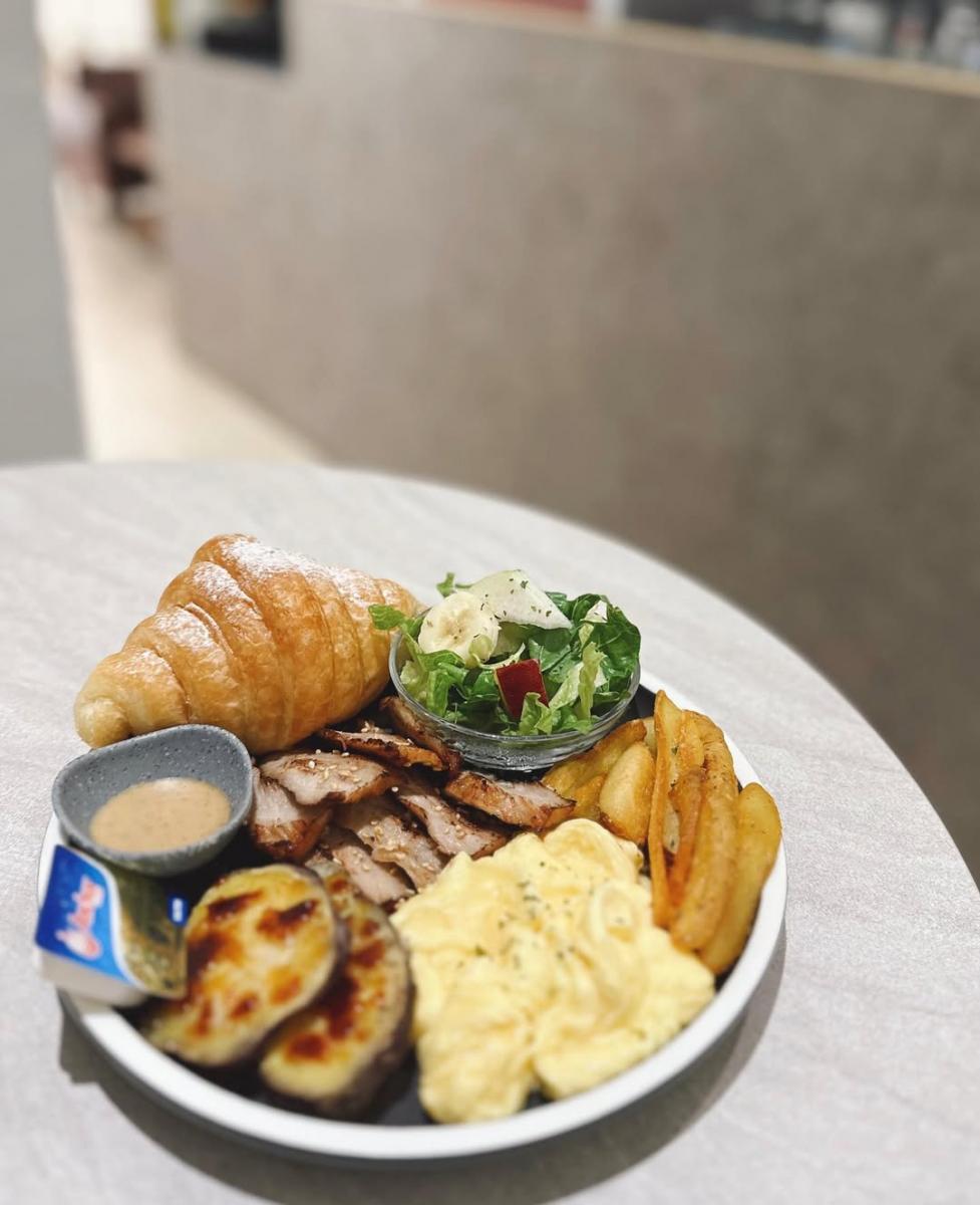 人氣餐點「嘎嘣脆松阪豬」早午餐,松阪豬口感酥脆、味道饒富層次,是重度美食控的首選。