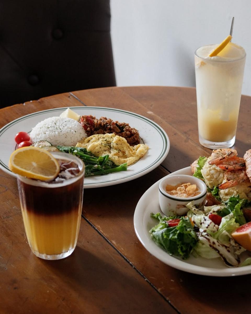 經典如「燻鮭可頌夾酪梨」清爽優雅，或「提拉米蘇、焦糖戚風蛋糕」等手作甜點，滑順綿密、香氣濃郁卻不過分。