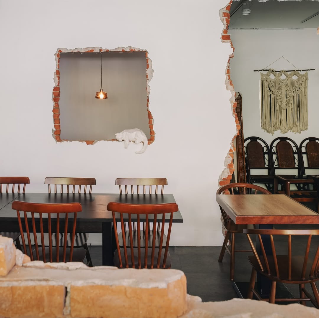 店內保留古厝結構,階梯通往光影交錯的二樓,窗外綠意輕灑進室內。