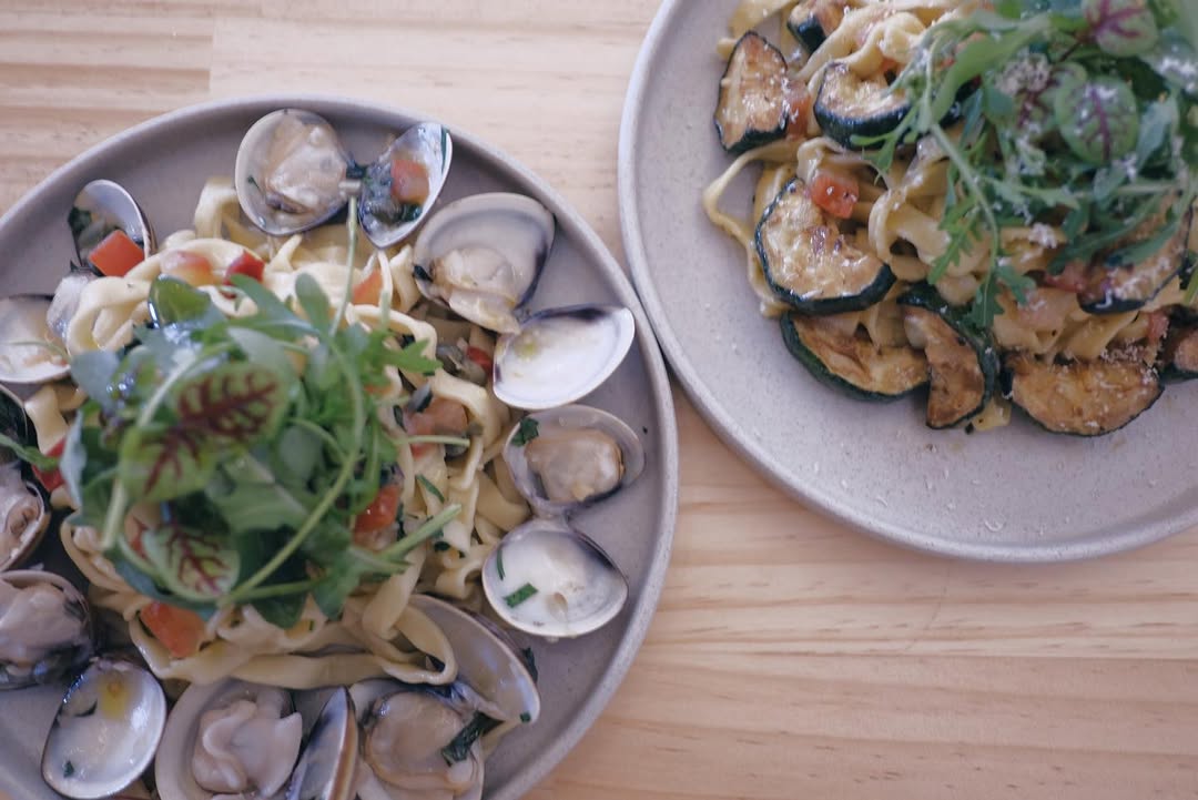 早午餐盤如「綜合野菇炒蛋佐酸種麵包」以多層次香氣喚醒味蕾。
