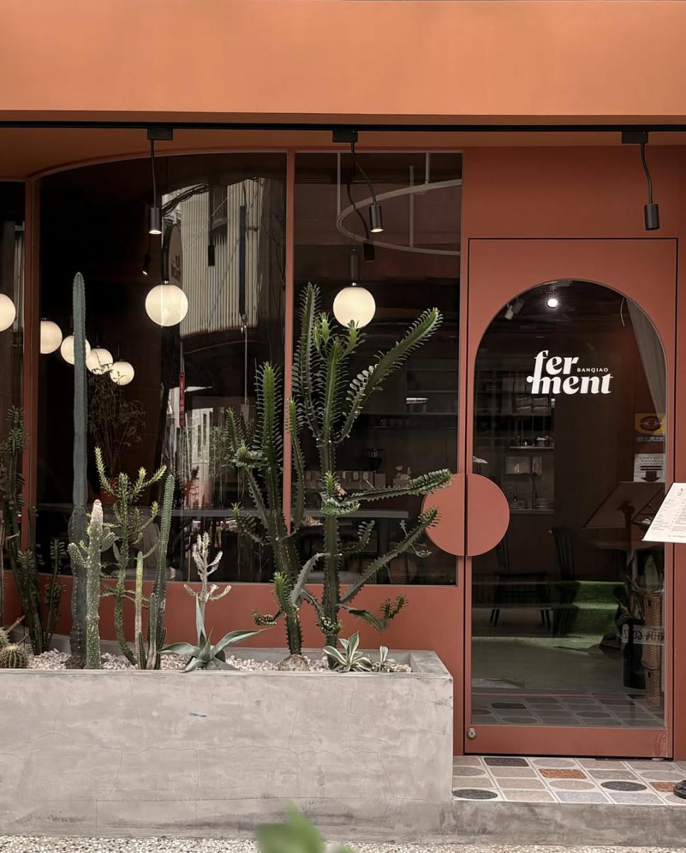 Ferment Café 隱身板橋府中站周邊巷弄,橘紅色的外觀與一排仙人掌構成強烈視覺語彙,宛如一秒移地到摩洛哥。