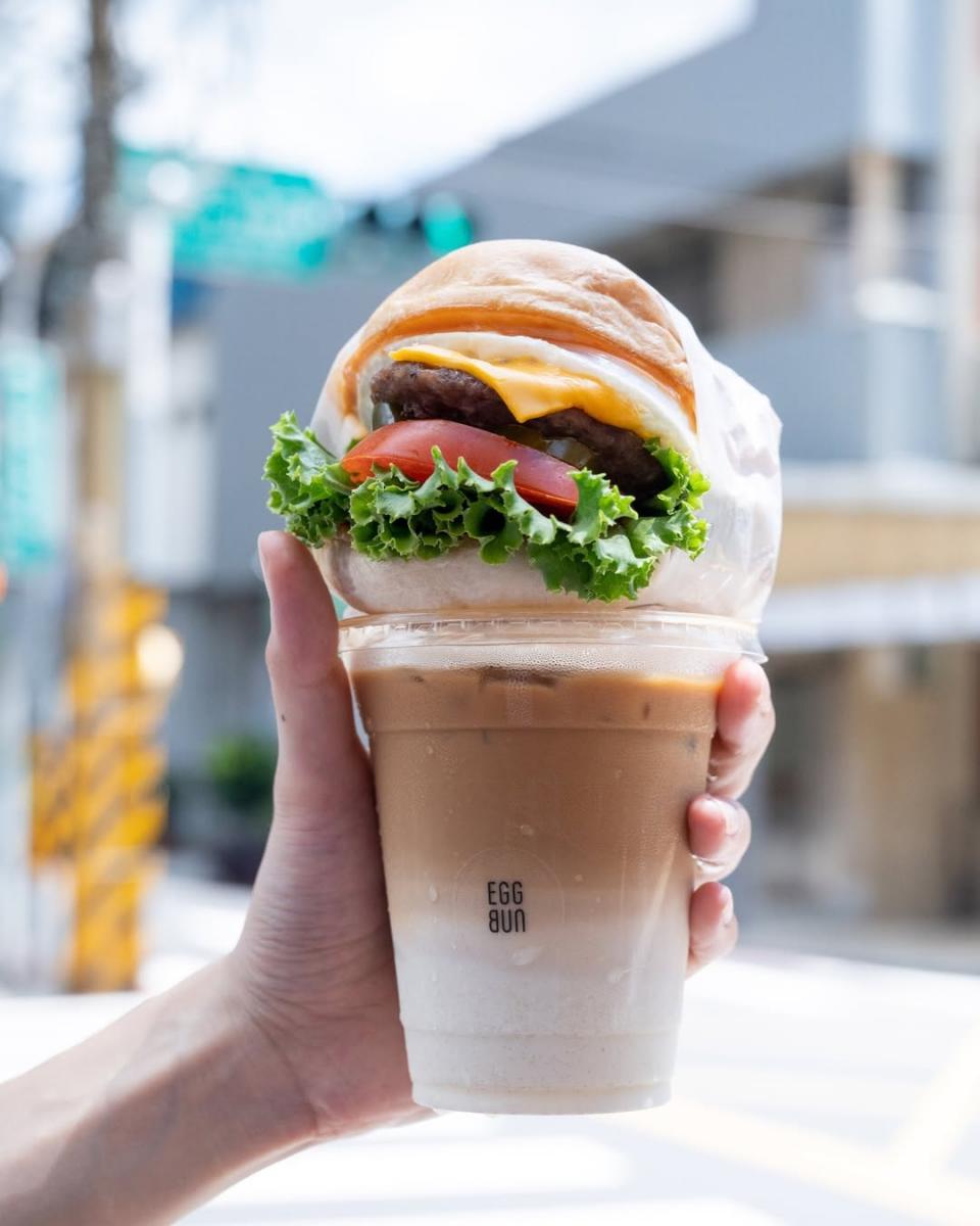 主打「奶油牧場蛋堡」,夾入自家醃製烤雞、太陽蛋與豐富生菜,外酥內柔、奶香撲鼻。