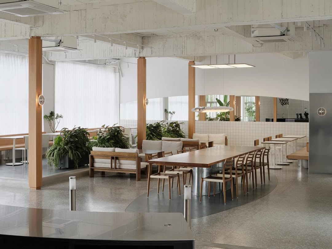 店內設計寬敞舒適,沙發區與戶外庭院並存,可自在靜賞山城景致,也適合親子或寵物友善聚會。