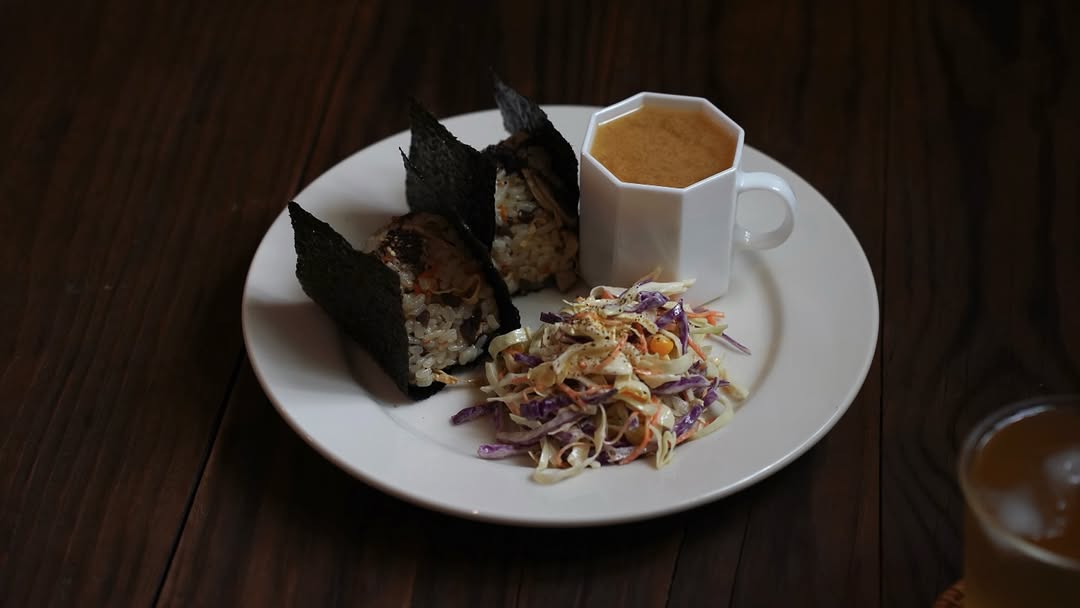 不受蛋奶約束,採用全植物、五辛或全素選項,並以有機友善食材為重心。