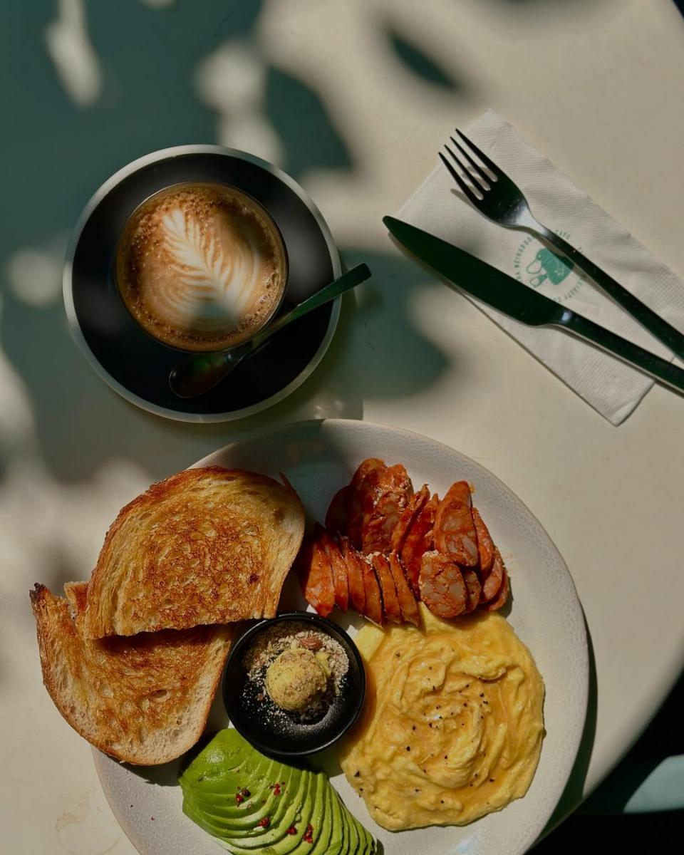 備有澳式早午餐如班尼迪克蛋、三明治與沙拉輕食,主打使用道地食材。