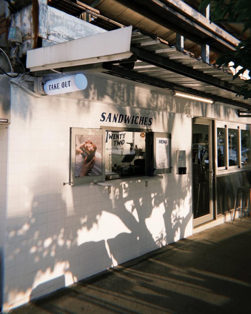 Twentytwo Sandwiches是一家以外帶為主的小店,門面極簡俐落,將視覺重點留給玻璃櫥窗裡的麵包與備料。