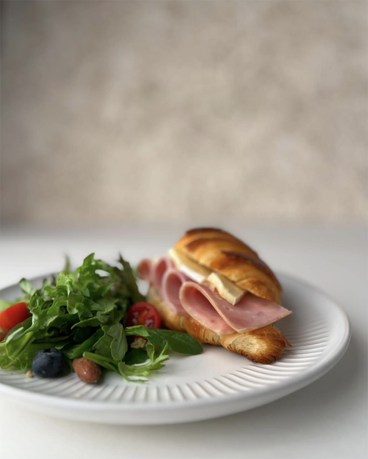 店內主打酸種麵包早午餐與手作飲品,其中「起司火腿可頌三明治佐沙拉」令人難忘