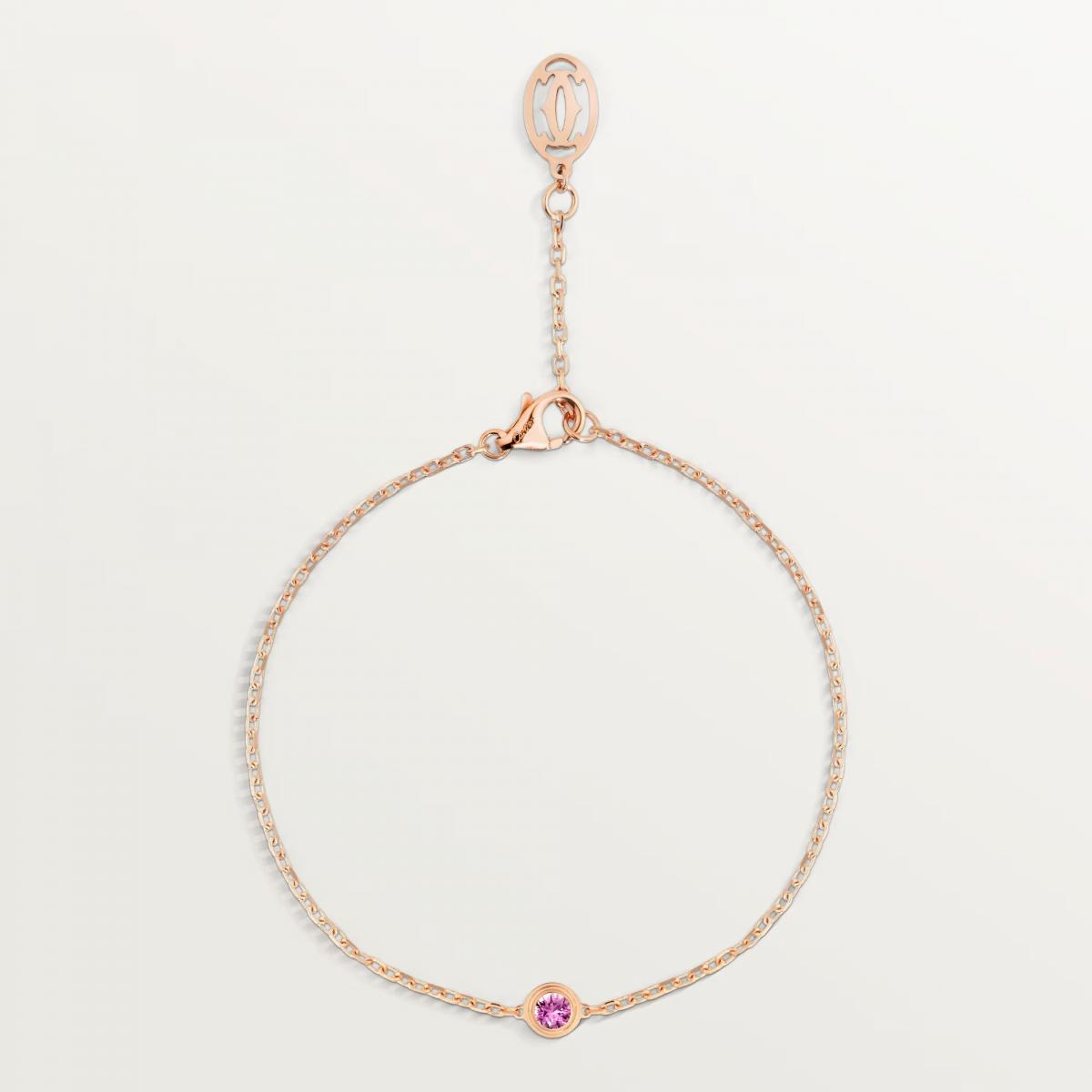 1938年的經典款式在 Cartier 的巧手下重現，Cartier d’Amour 手鍊以18K玫瑰金包裹一顆0.17克拉粉紅藍寶石，外圈鋪鑲鑽石讓寶石的柔粉色澤更顯浪漫。