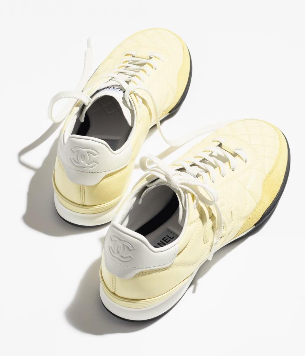 Chanel 2025 春夏系列推出的這雙薄底鞋,以輕盈的檸檬黃為基底,加上經典菱格紋絎縫點綴,呈現出輕盈的夏日意象。