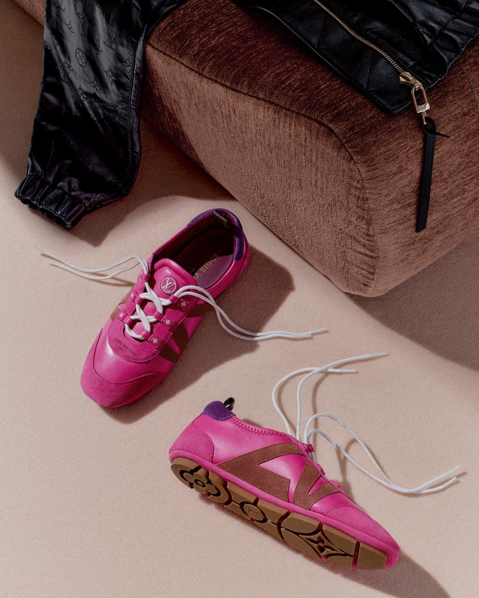 若預算較為充裕,我們也精選出 5 雙精品品牌推出的薄底鞋。透過各異其趣的設計視角與面料運用,為妳的穿搭開啟更多可能,讓每一步都走出獨一無二的風格。