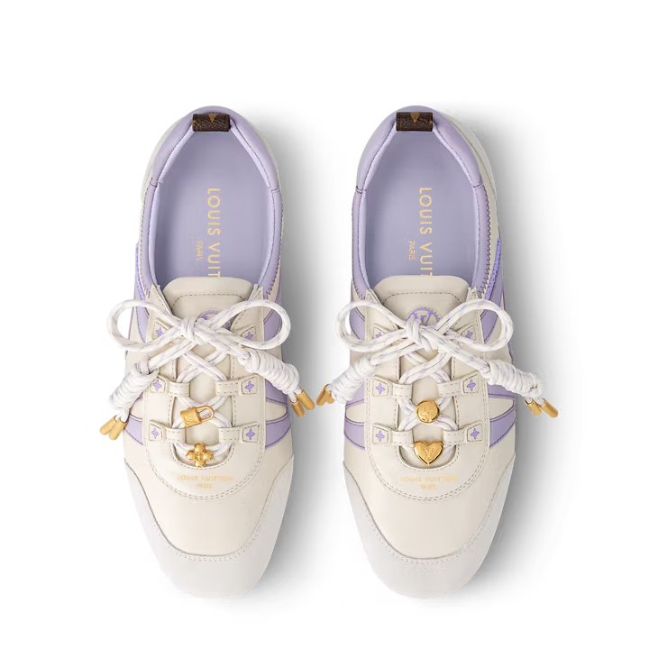 Louis Vuitton 這雙名為「Sneakerina」的薄底鞋,是品牌近期的人氣焦點。多變的配色結合鞋底與細節處的經典 Monogram 老花點綴,為俏麗外型增添辨識度與質感,可愛又不失奢華,讓女孩們一見傾心。