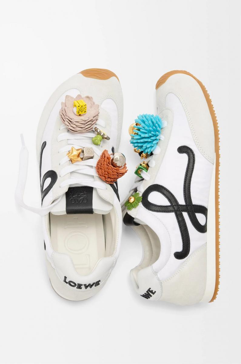 Loewe 是最早踏入薄底鞋領域的精品品牌,這雙 Ballet 2.0 運動鞋,運用復古跑鞋為底雞,加上系的皮質與帆布拼接,打造出簡約優雅的設計。