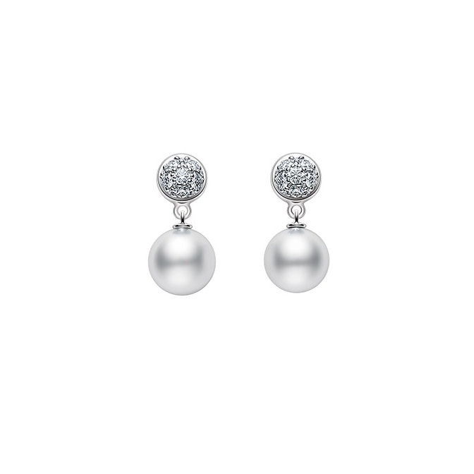 珍珠自古是智慧與女性魅力的象徵，適合在社交場合佩戴以增添親和力。