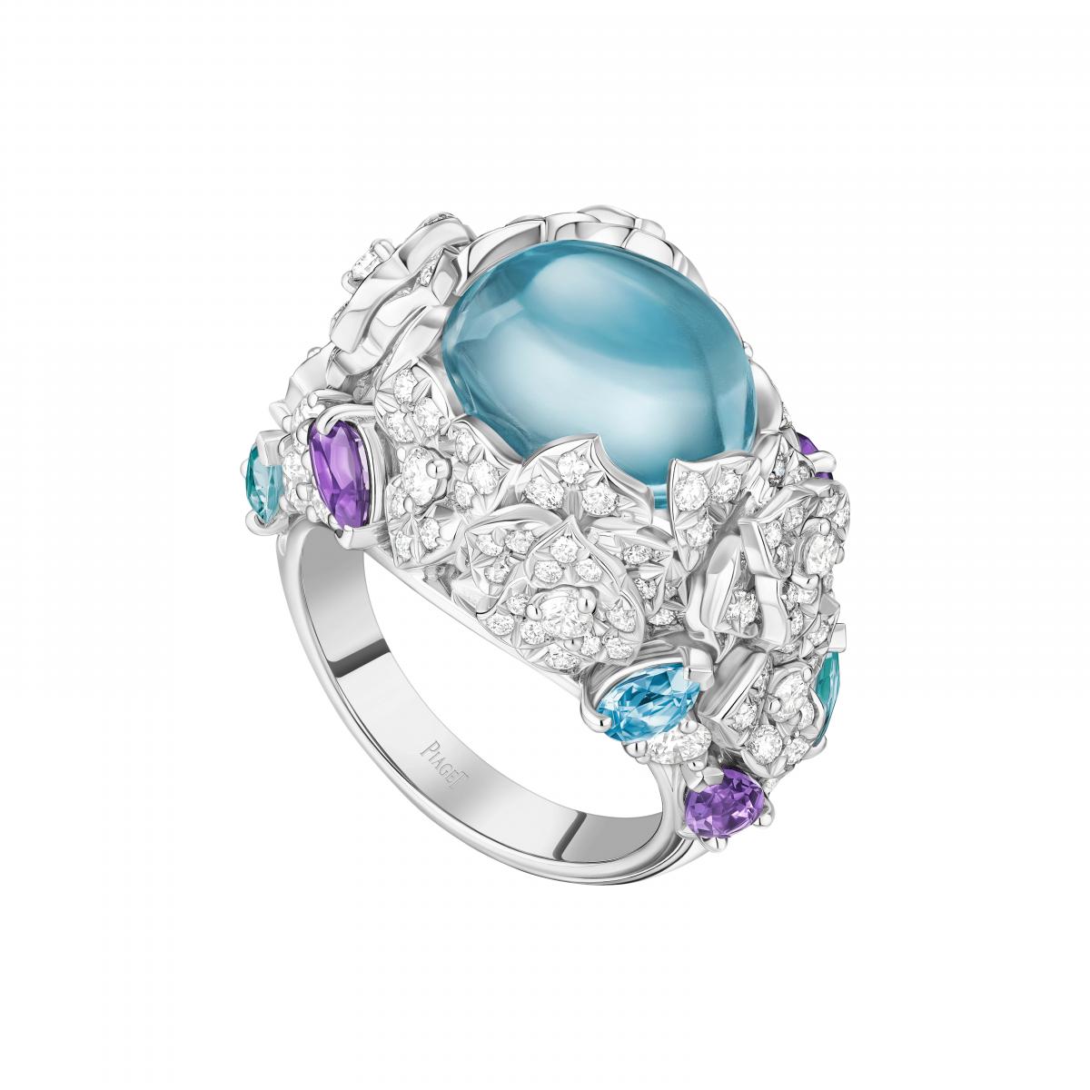 海藍寶的澄澈藍色宛如海天交界的微光，象徵愛、勇氣與情緒平衡。