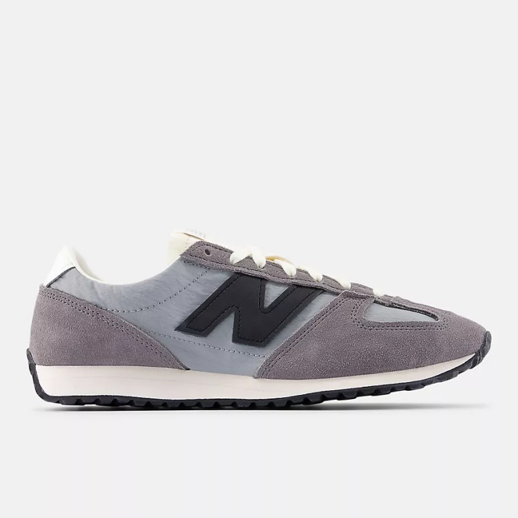 New Balance薄底鞋熱度急速加溫！其中全新推出的「 471」，以品牌經典跑鞋320為靈感，鞋型延續瘦長低筒輪廓，尖角鞋頭的標誌性設計很有復古韻味