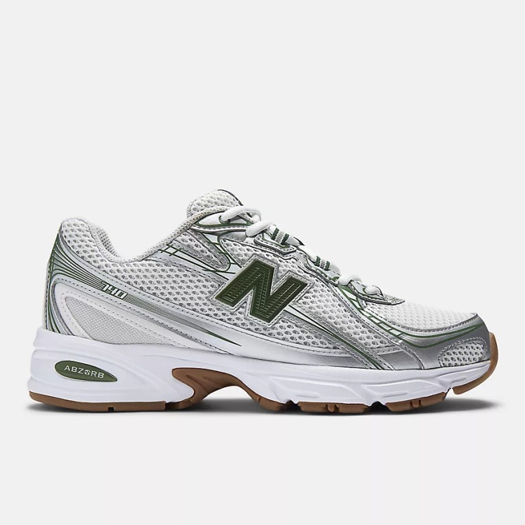 回歸球鞋市場的New Balance 740，白色、灰色再點綴上銀色的配色，加上開放式針織網面、分段中底與流線型輪廓等經典元素，並以雙色網布搭配突角裝飾片