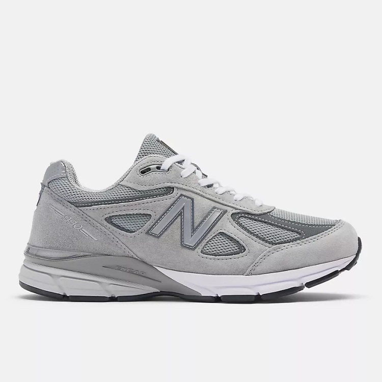 New Balance的美製款是許多球鞋收藏家入坑的起點，像是上圖這雙990v4 Core，是NB經典灰色運動鞋的代表作之一，延續1982年初代990的內斂灰調與頂級麂皮網布拼接，展現低調卻不失質感的設計語言。