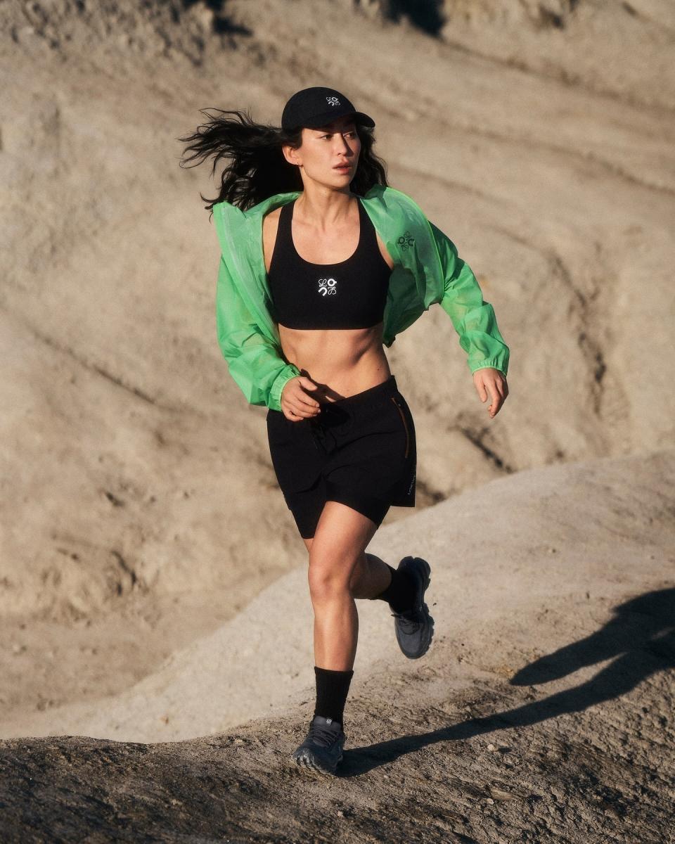 On自2022年起，與西班牙精品Loewe陸續推出六度聯名，銷售熱度不斷上升，不只替雙品牌打開了全新客群，也讓營收更上一層樓。