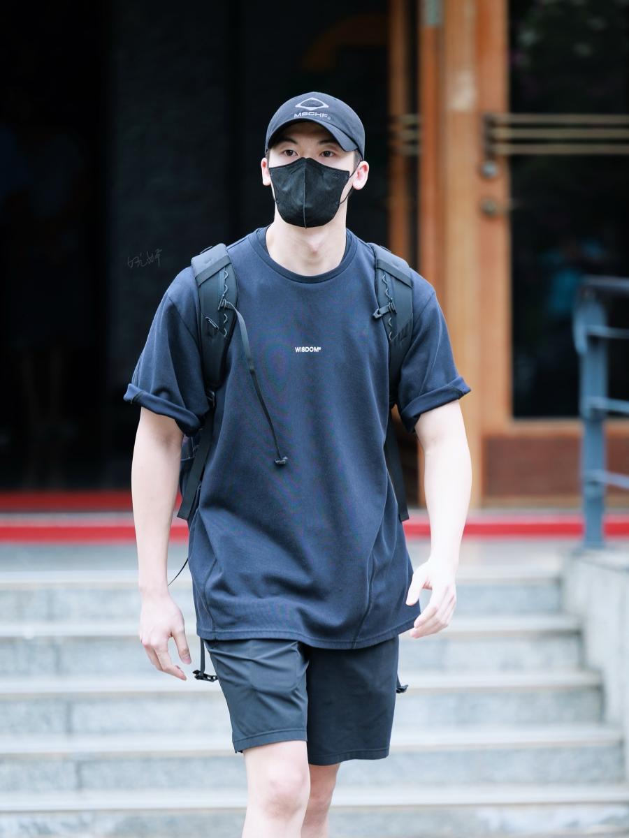 許光漢退伍後首度公開現身，以一身全黑運動風造型亮相，Wisdom的黑色上衣、後背包、Mschf的黑色棒球帽，其中話題度很高的腳上那雙On Running x Post Archive Faction「Cloudmonster 2」黑色運動鞋