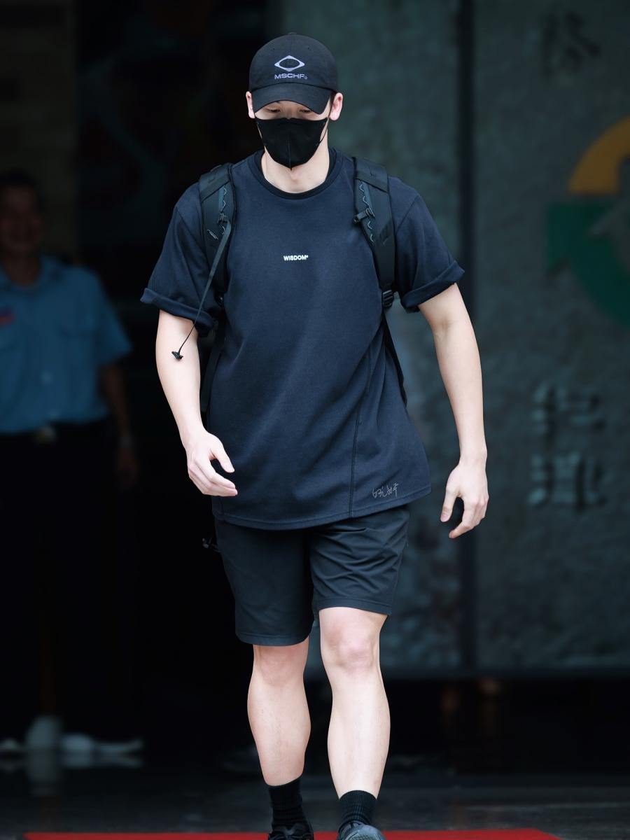許光漢退伍後首度公開現身，以一身全黑運動風造型亮相，Wisdom的黑色上衣、後背包、Mschf的黑色棒球帽，其中話題度很高的腳上那雙On Running x Post Archive Faction「Cloudmonster 2」黑色運動鞋