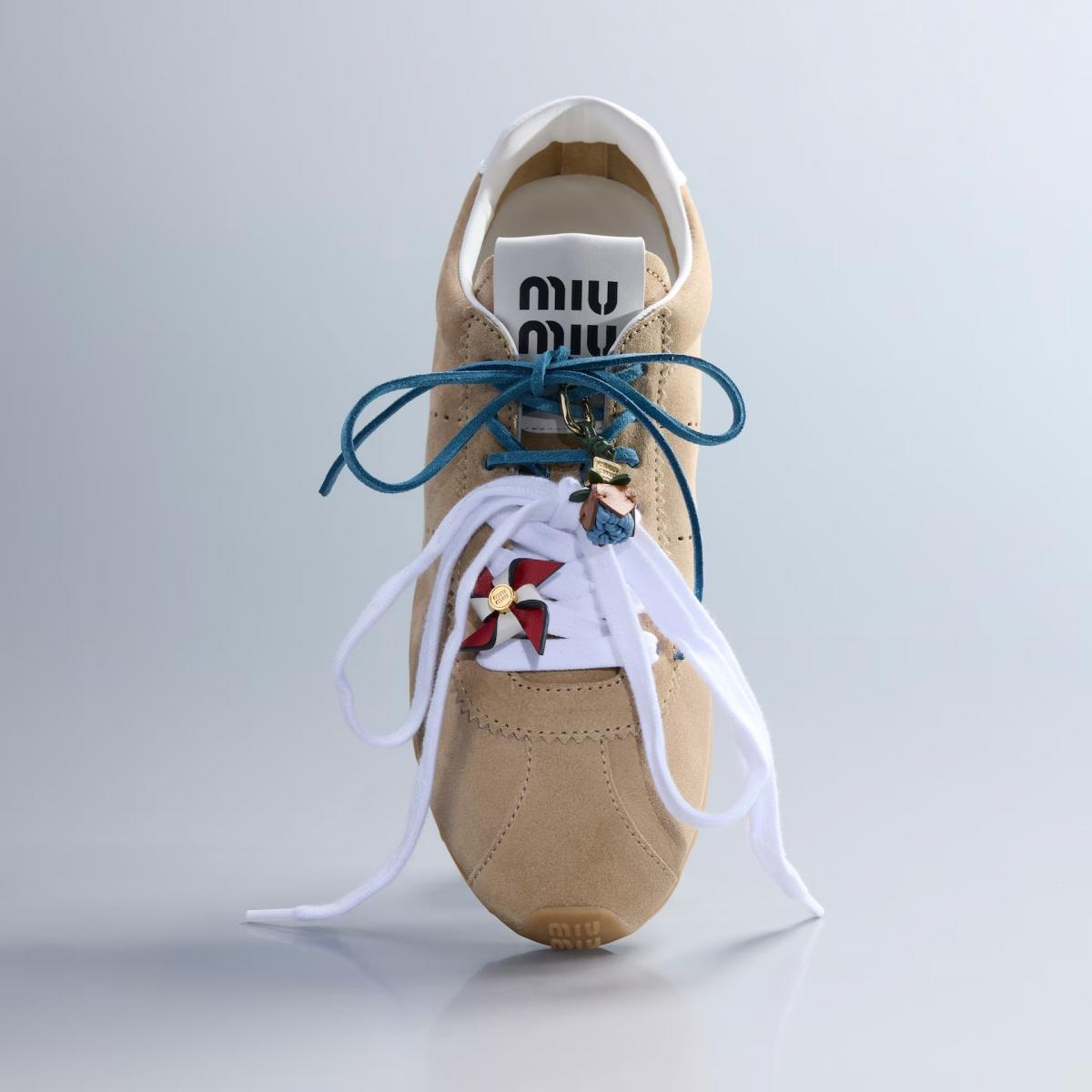 穩踩年輕世代流行趨勢的Miu Miu,近年來營收水漲船高,品牌推出的這雙「Plume」薄底鞋,以納帕皮革製造,精緻時髦的外型,是品近日的缺貨女王。