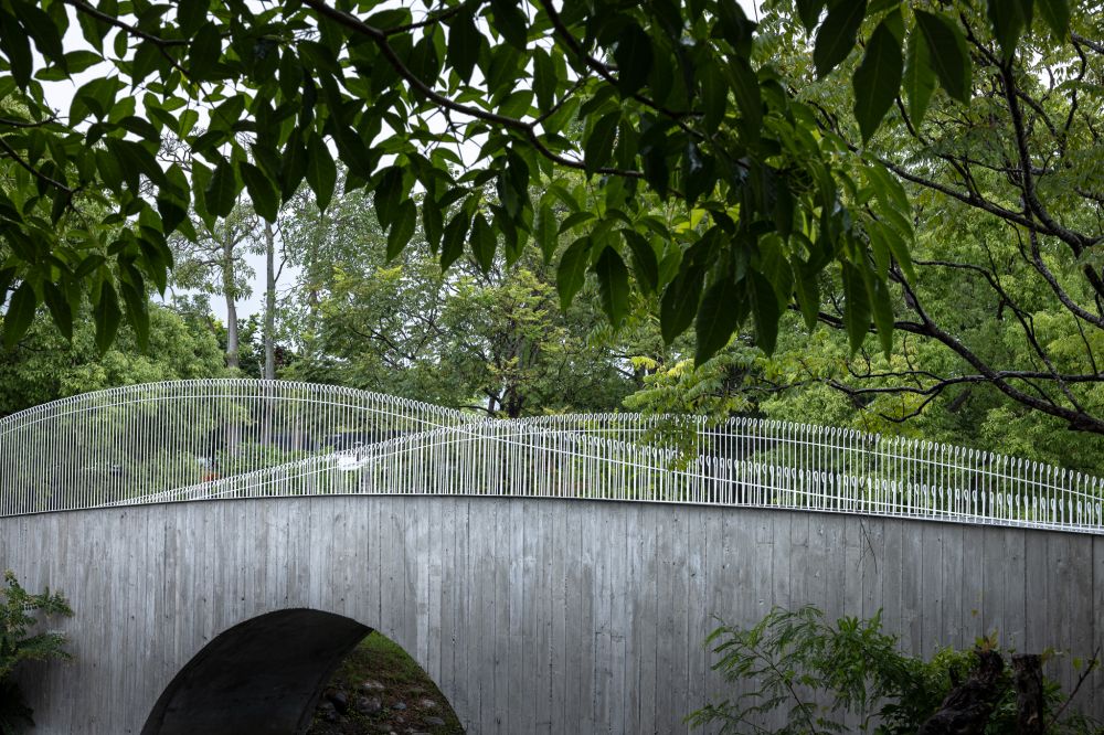 坐落於花蓮高農的生態池上，有兩座名為「植生棧」與「雲山橋」的景觀橋。在李佳臻建築師事務所的打造下，嘗試打造讓校園師生都能安心使用的生態教學場域，並在施工的過程中，將環境負荷降至最低。