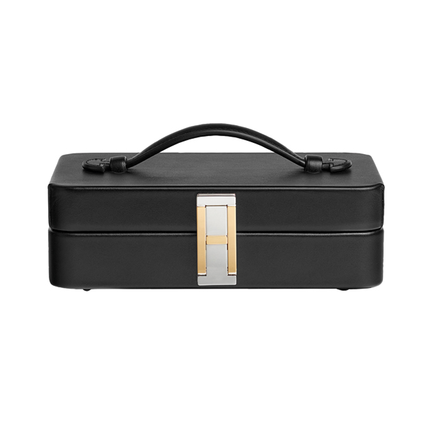 這款外形像是化妝盒的硬殼包 ——「Mallette」，是今年品牌秀後展示會中，許多老主顧議論的包款。