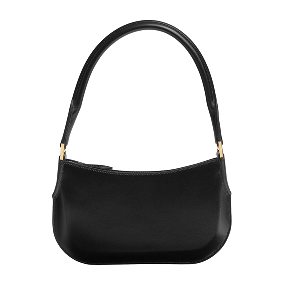 我們可以用「魔鬼藏在細節裡」來形容「Petit Sac」這款包，該包款看似簡單的腋下包外型，實質上是以精緻的模具勾勒出其包身的立體線條。