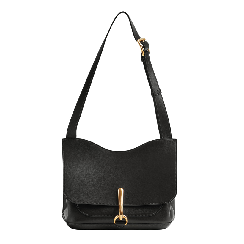 這款名為「Besace Attelée」的包袋，品牌將馬術用具的靈感融入其中，整體宛如郵差包的外型，搭配上一只吸睛的扣件，率性之餘還保有摩登的時髦感。