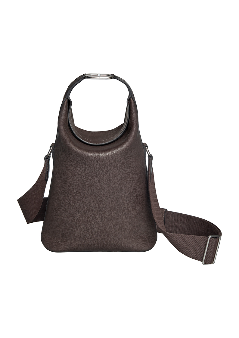    這只「Ancrage」肩背包，在看似間約的外型中，以品牌代表性的 Chaîne d’ancre 錨鍊造型作為包釦點綴，搭配上舒適性十足的寬肩背帶，讓包款整體在便於使用之餘還充滿造型。