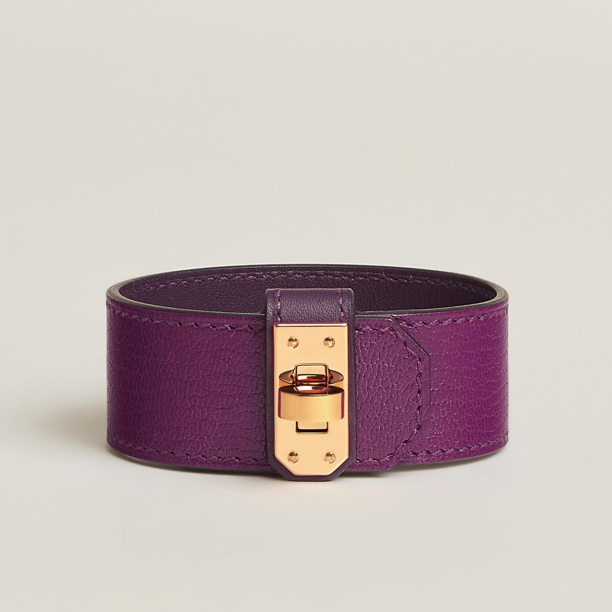 銀蓮花紫 Chamkila 山羊皮與鍍黃K金的結合，優雅而獨特。Kelly 鎖釦是整個設計的靈魂，將經典包款的標誌性元素轉化為腕間的焦點。