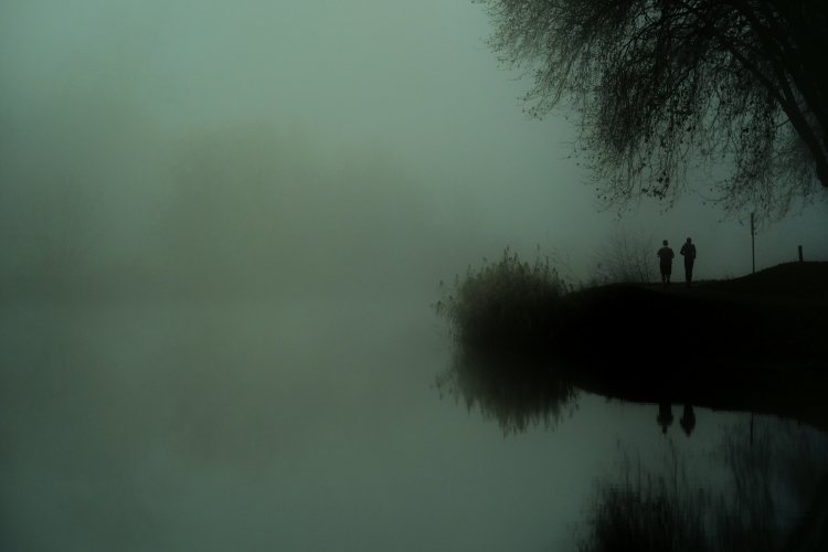 冷暴力和情緒勒索的危害往往被低估,它們可能造成持續的心理壓力與孤立感。