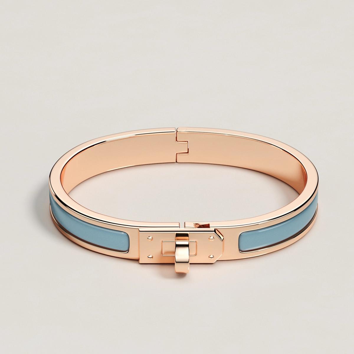 這款鍍玫瑰金窄版薊藍色琺瑯手環，以經典 Kelly 鎖釦作為靈魂設計。