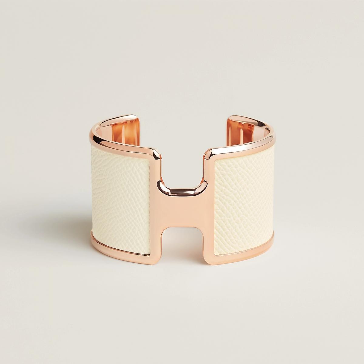 這款鍍玫瑰金搭配 Epsom 奶油色小牛皮的寬版手環，靈感來自1970年代經典作品。中央低調呈現的H字母，不喧賓奪主，反而更耐人尋味。