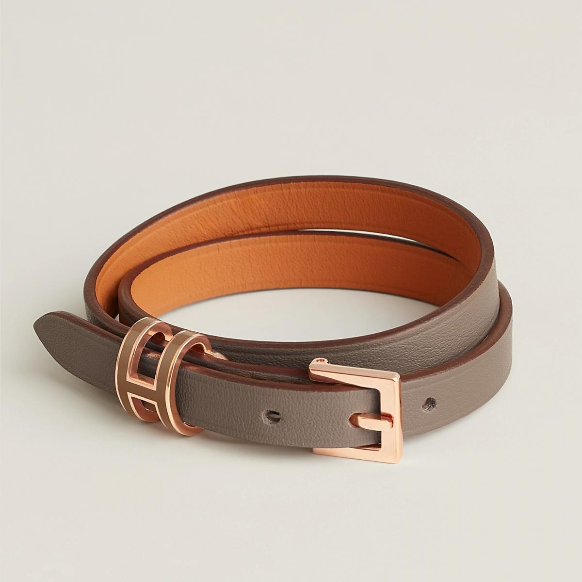 Swift 大象灰小牛皮搭配鍍玫瑰金金屬，雙圈設計將手腕包裹得剛剛好，讓標誌性的漆面 Pop H 成為視覺焦點。