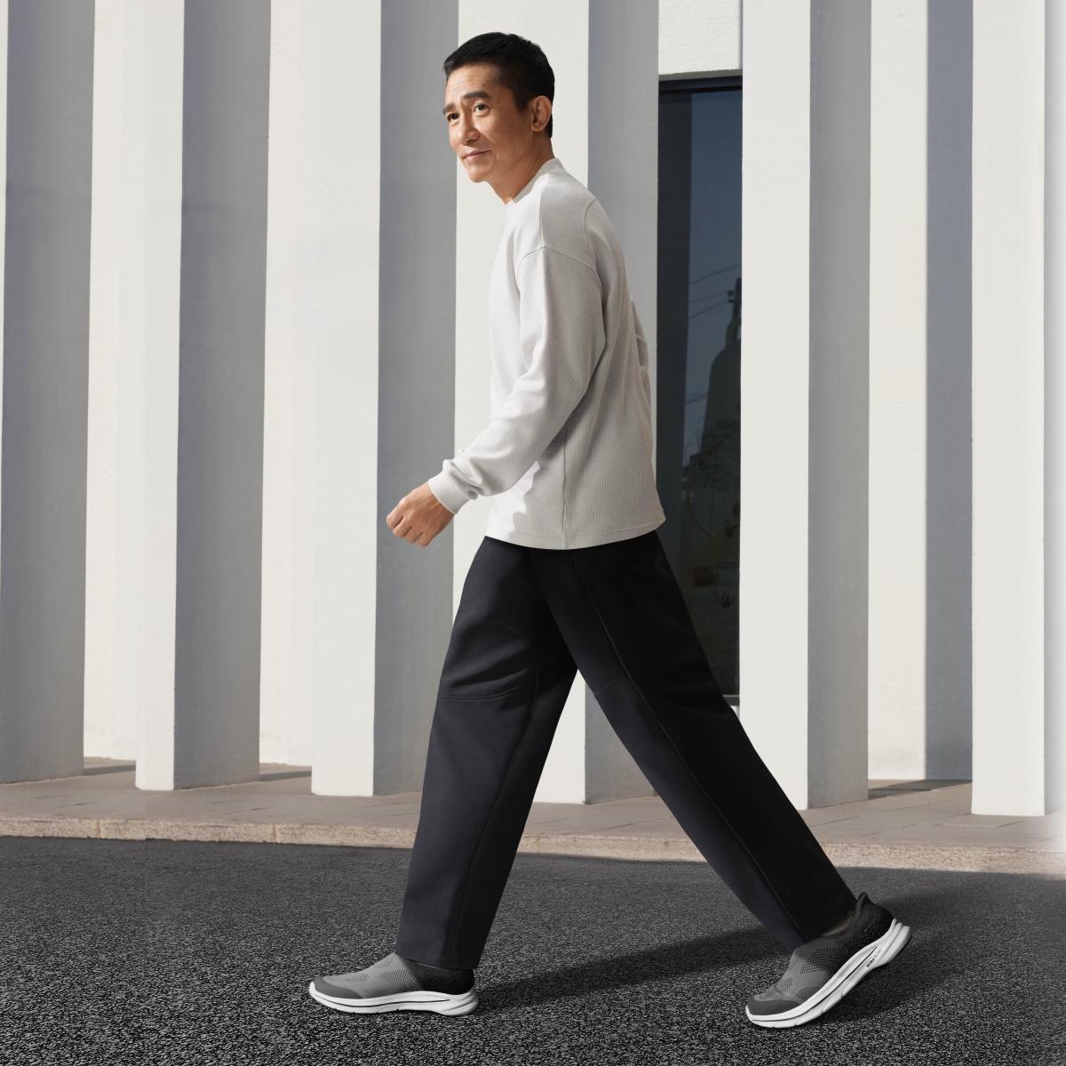 Skechers近日正式宣布影帝梁朝偉擔任品牌代言人，引發市場高度關注。