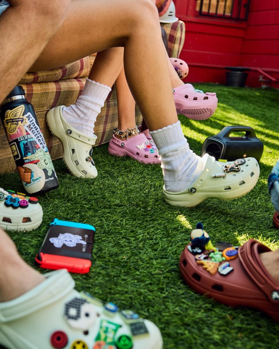 「他們甚至連商店都不去,我們也看到客流量下降,」執行長接著補充:「目前的狀況,使公司無法調高價格以彌補關稅對 Crocs 製鞋國家的影響。」