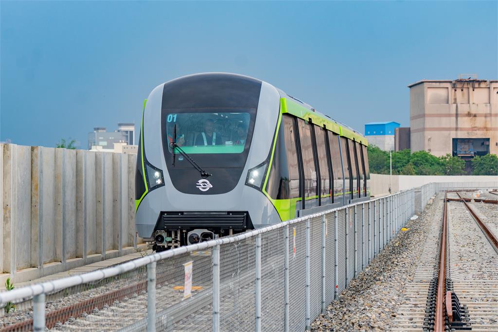 桃園京站百貨另一大亮點,是交通整合的便利性。未來此地將串連桃園捷運綠線「藝文特區站」(G11,中正路展演中心前),該路線預計於 2026 年率先通車,並採用世界領先的 GoA4 全自動無人駕駛系統。此系統具備全自動化駕駛與智慧監控功能,可自動調整行車速度與運行狀況,大幅提升桃園市區的交通效率與便利性。