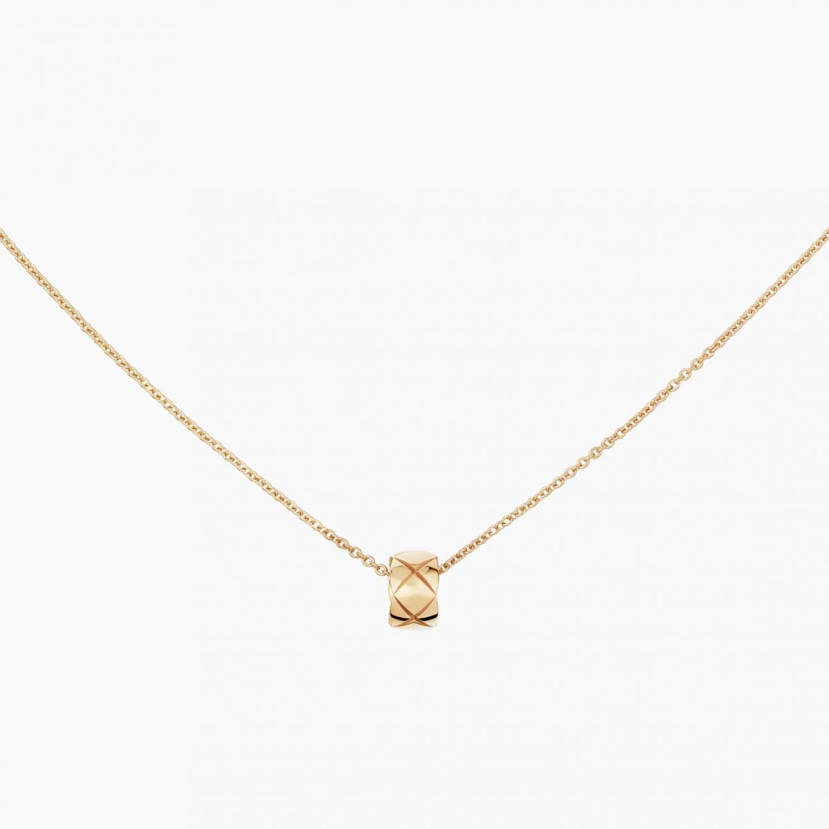 細膩的吊墜懸在鎖骨間,像是一顆被金色光芒包裹的小小秘密。18K Beige 米色金、黃K金與白K金三色選擇,讓它能依膚色與個人風格自由搭配。