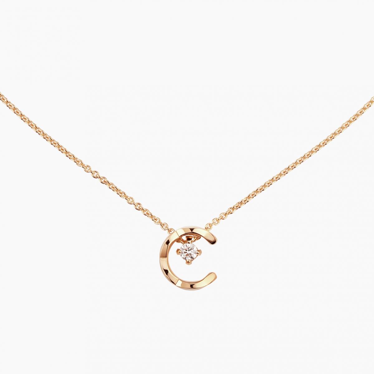 在「C」形吊墜中鑲嵌鑽石,讓經典菱格紋的輪廓被光芒細細描邊。18K Beige 米色金、黃K金與白K金版本各有千秋,雙條疊戴時更能展現 Coco Crush 的對稱美學與品牌精神。