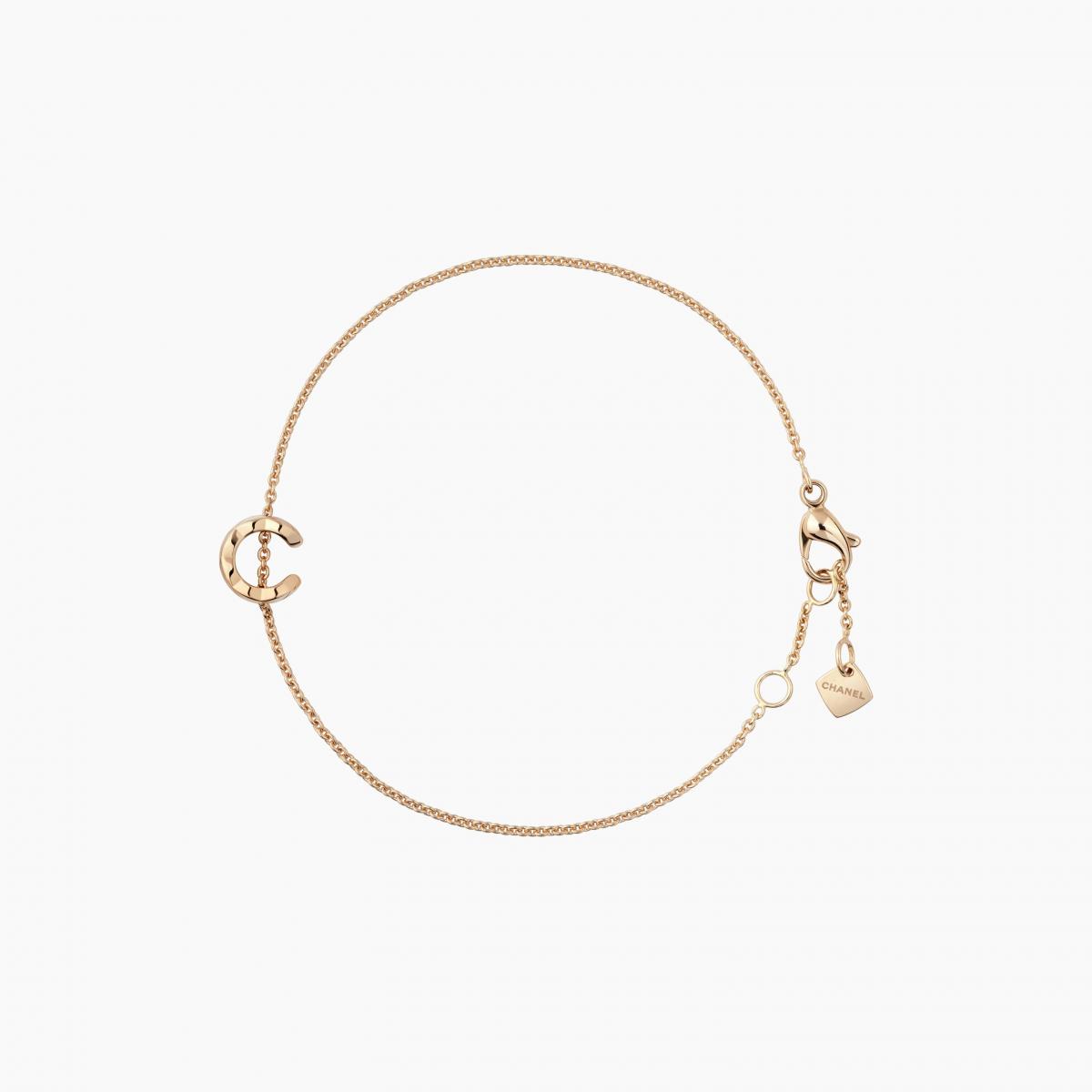 這款手鍊將香奈兒的「Coco」變成一場收集遊戲——18K Beige 米色金、黃K金、白K金版本各自演繹不同風情,吊墜可選「C」或「O」,單戴別緻,成對佩戴更具玩味。