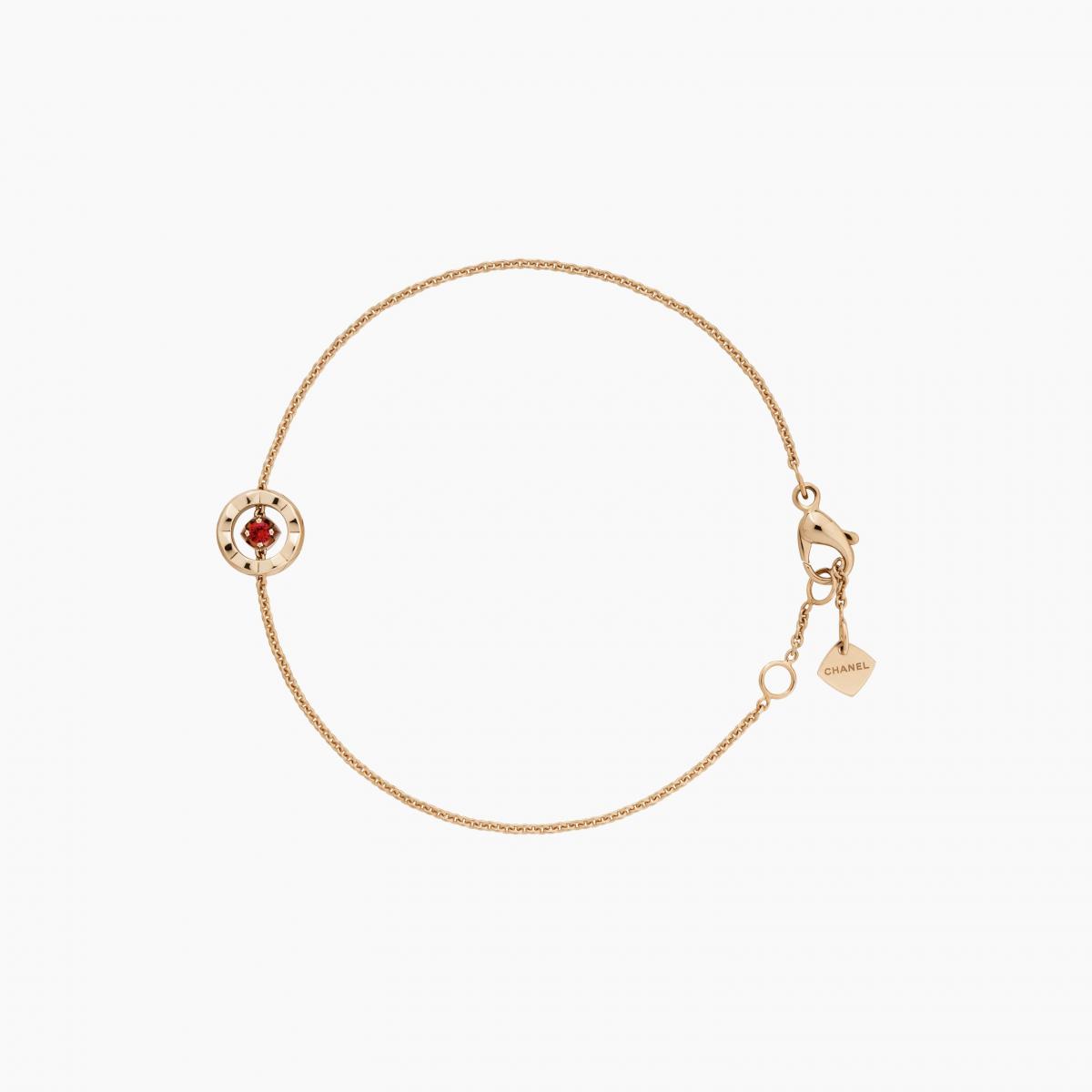 在經典的菱格紋上,嵌入一顆熱烈的紅寶石,宛如在冷靜優雅中點燃了一簇火焰。18K Beige 米色金溫潤的金色底調,襯托出紅寶的深邃與明亮,形成強烈的視覺對比。