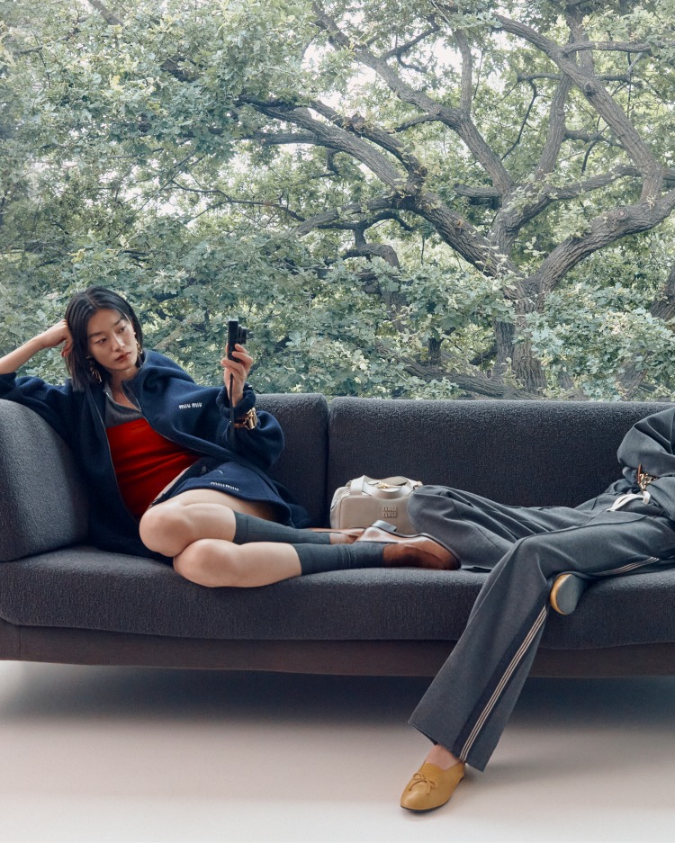 Miu Miu 2025七夕情人節廣告釋出！由Coco Kwu掌鏡，模特兒齊浩潔與蔣瑞琪於極簡私居空間演繹浪漫復古與叛逆風格服飾與配飾