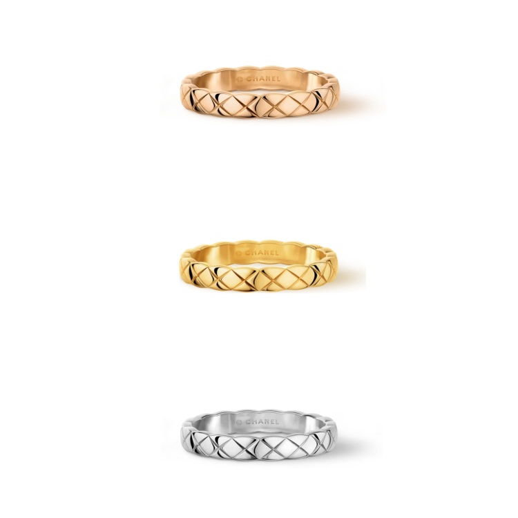 像是一句輕描淡寫的情話,Coco Crush 窄版戒指以細緻的線條勾勒出品牌經典菱格紋,18K Beige 米色金、黃K金、白K金三種金質選擇,各自映照不同的膚色與氣質。