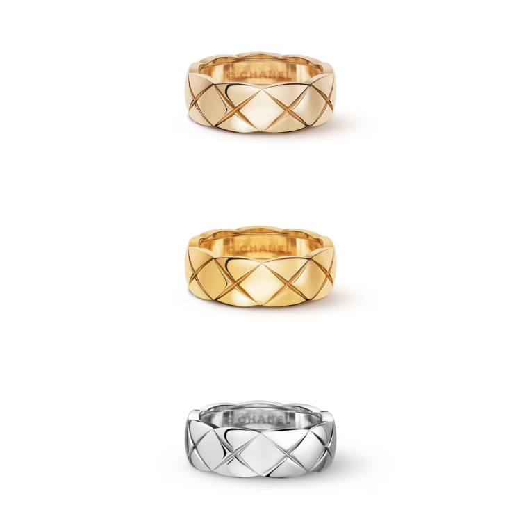 比窄版更寬一點的比例,讓菱格紋的立體感更為明顯,宛如將光影雕刻在指環上。18K Beige 米色金、黃K金與白K金的選擇,賦予佩戴者隨心搭配的自由。