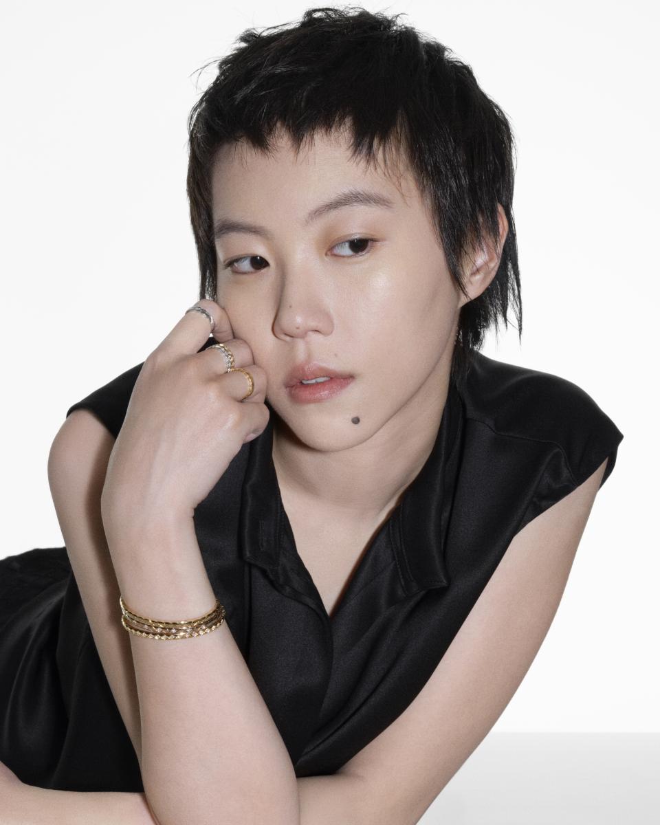 竇靖童於洛杉磯 Chateau Marmont 拍攝形象照,為 Coco Crush 增添一抹不羈的浪漫氣息。