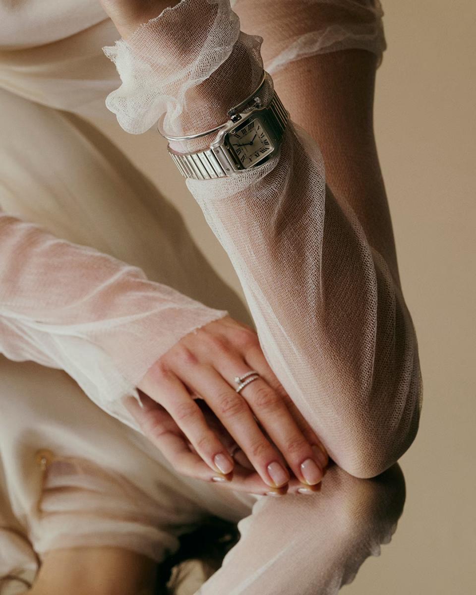 Santos 系列是一場飛行與時間的約定。1904年,航空先驅亞伯托・山度士-杜蒙(Alberto Santos-Dumont)向好友路易・卡地亞抱怨,飛行時從懷錶讀取時間既不方便又影響操控。卡地亞因此為他打造出一款方形圓角錶殼、外露螺絲的腕錶原型。