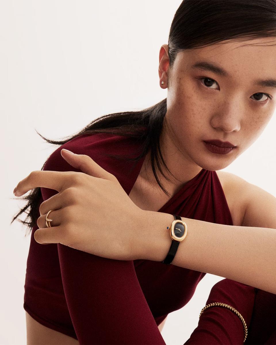 Baignoire 的名字源自法語「浴缸」,靈感可追溯至1912年的橢圓形設計,1958年演化為 Ovale Cintré,並於1973年正式命名為 Baignoire。